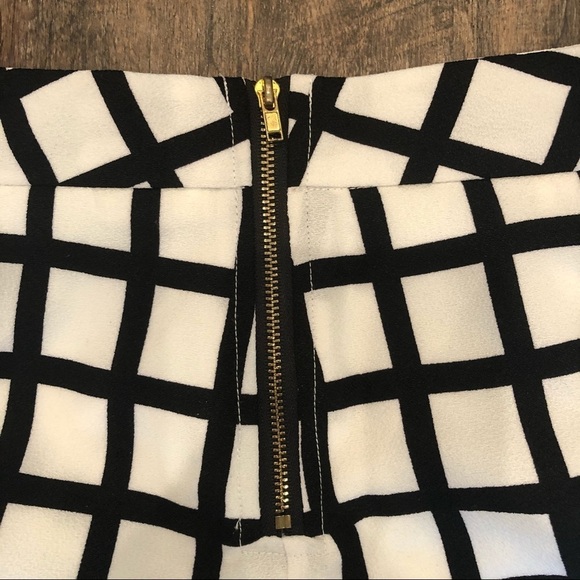 Forever 21 Grid Print Crepe Shorts - M - Picture 5 of 7